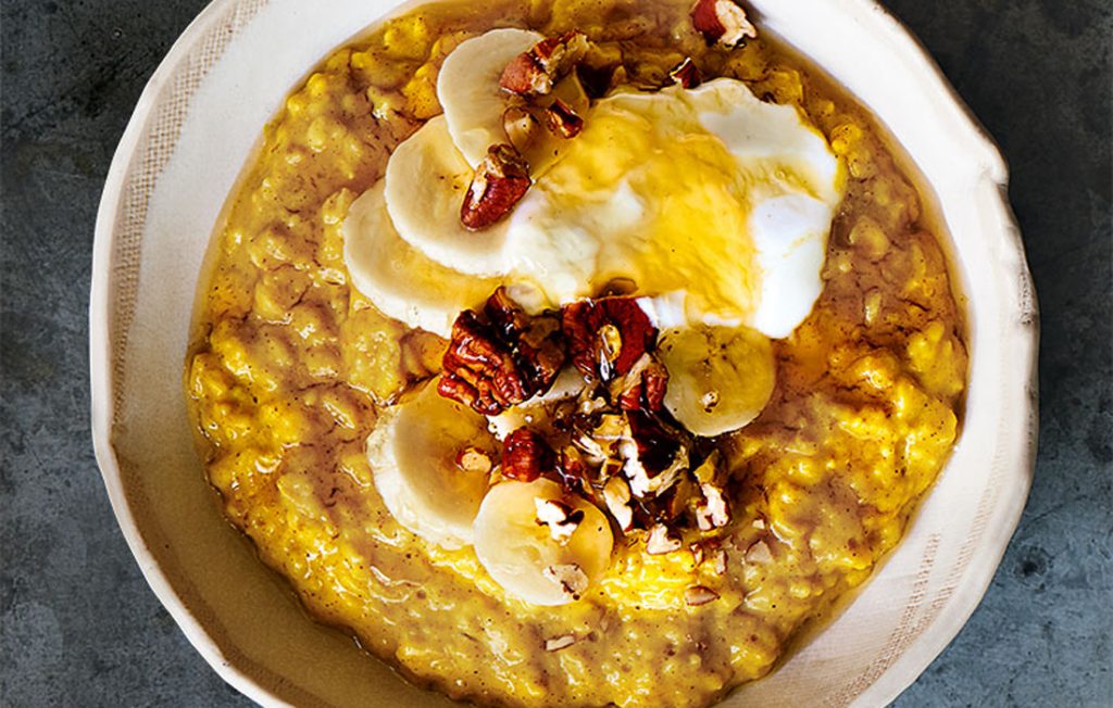 Porridge curcuma, banane et noix de pécan végétarien