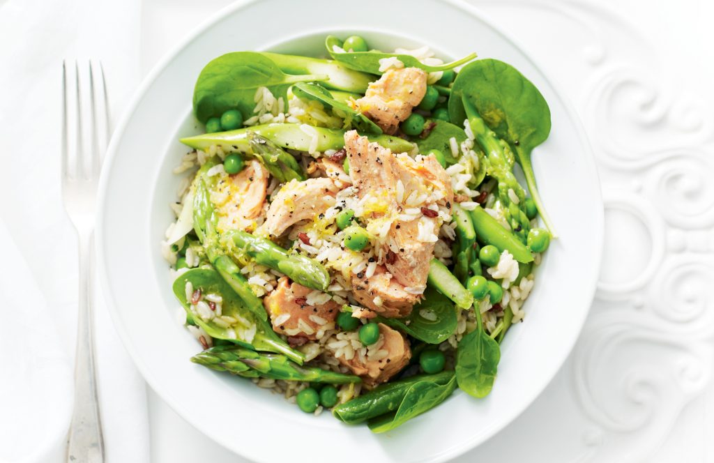 Riz chaud aux asperges, pois et saumon savoureux