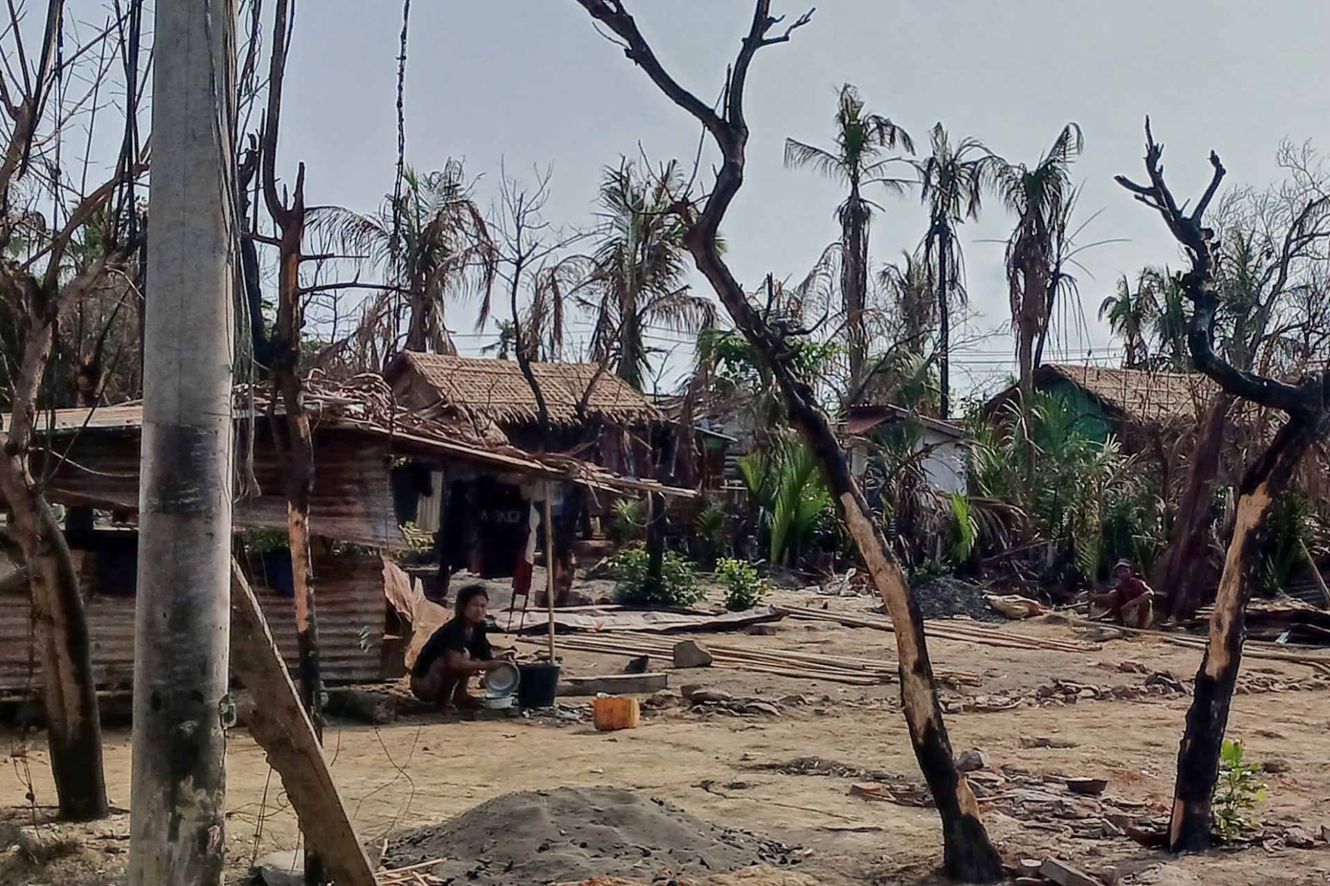 Rohingyas blessés affluent vers le Bangladesh en guerre au Myanmar