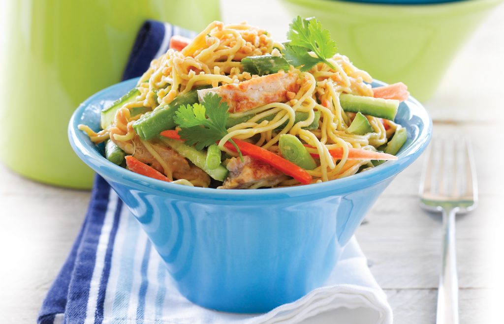 Salade de poulet aux cacahuètes et nouilles savoureuses