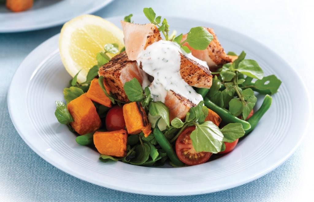 Salade de saumon, patate douce et cresson à la sauce yaourt