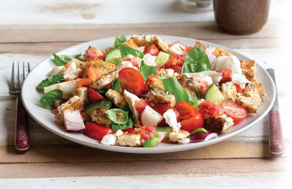 Salade panzanella aux poissons, tomates et feta