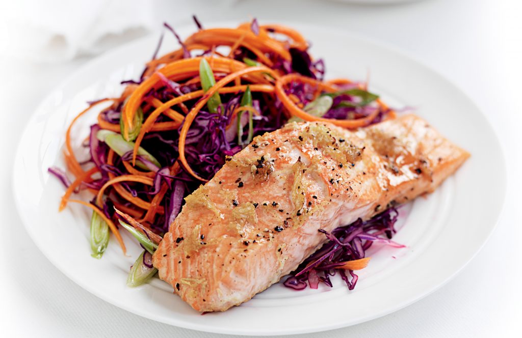 Saumon au gingembre avec salade de chou rouge.