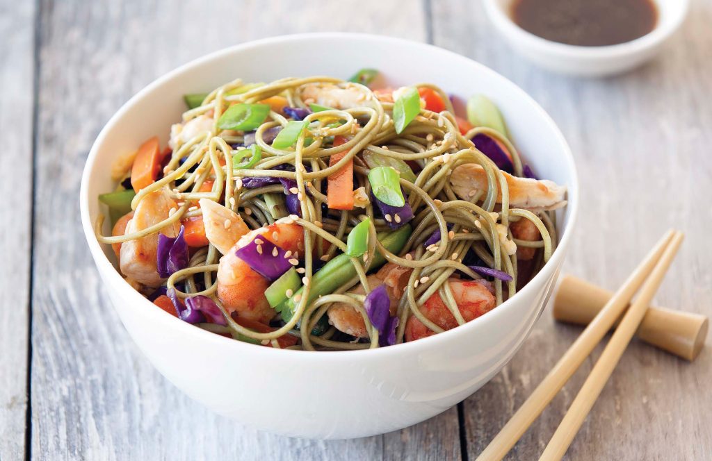 Sauté de poulet aux nouilles yakisoba savoureuses