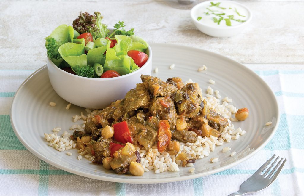 Savoureux curry de bœuf servi avec du riz parfumé.