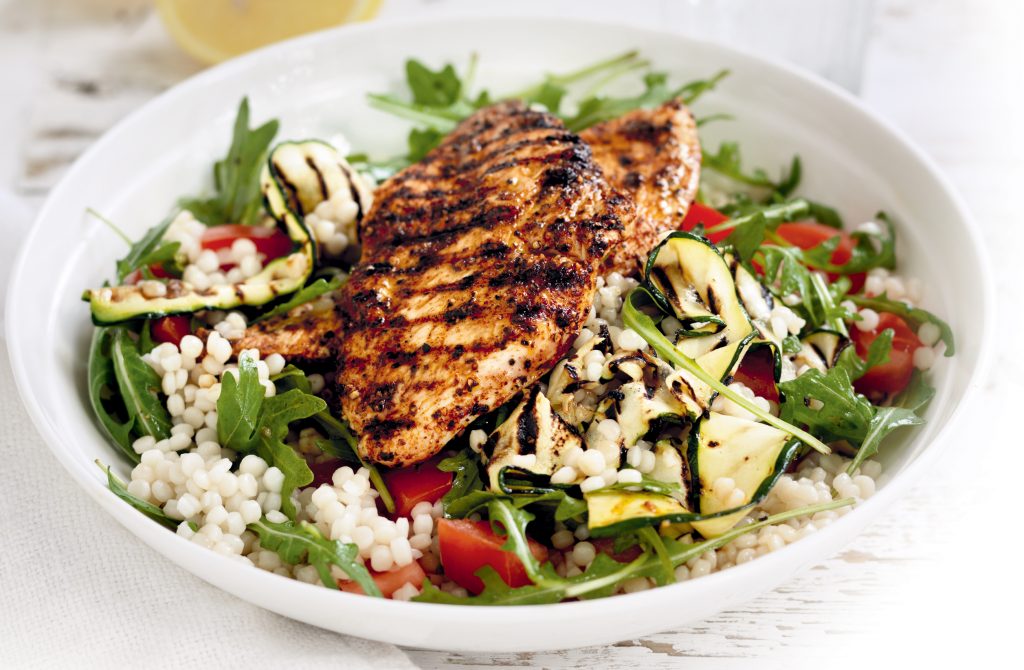 Savoureux poulet aux épices et salade de couscous perlés