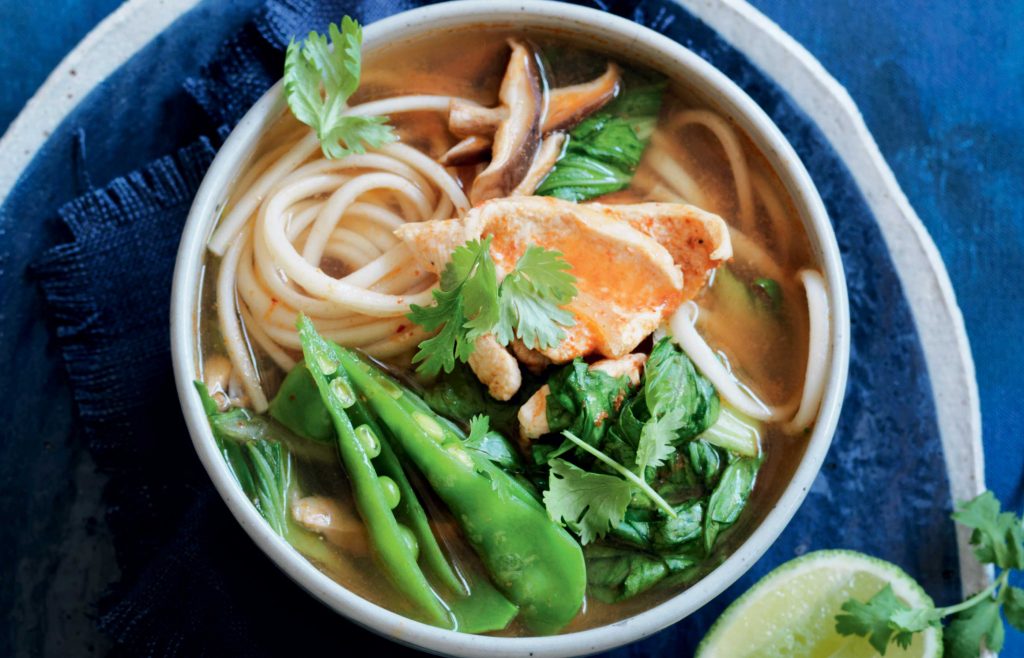 Soupe de nouilles udon au poulet épicé et bok choy