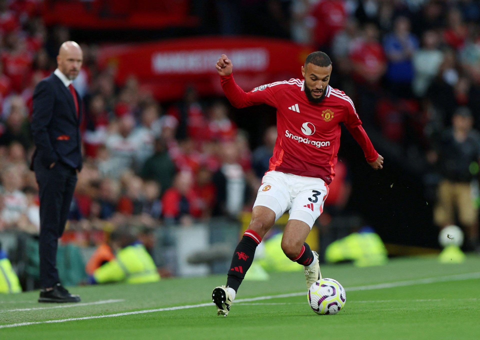 Tind Haag analyse la performance de Mazraoui à Manchester United