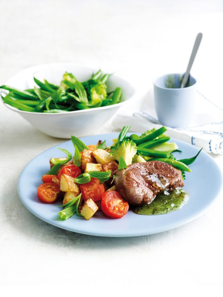 Agneau de mint avec pommes de terre rôties à l'ail