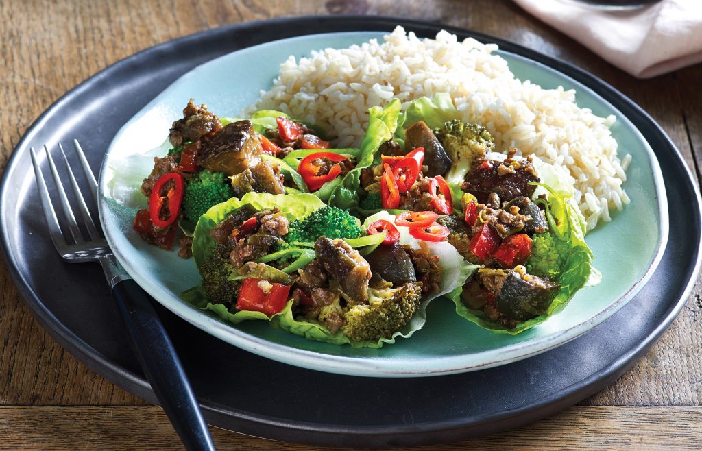 Boeuf et aubergine en coupes de laitue savoureuses