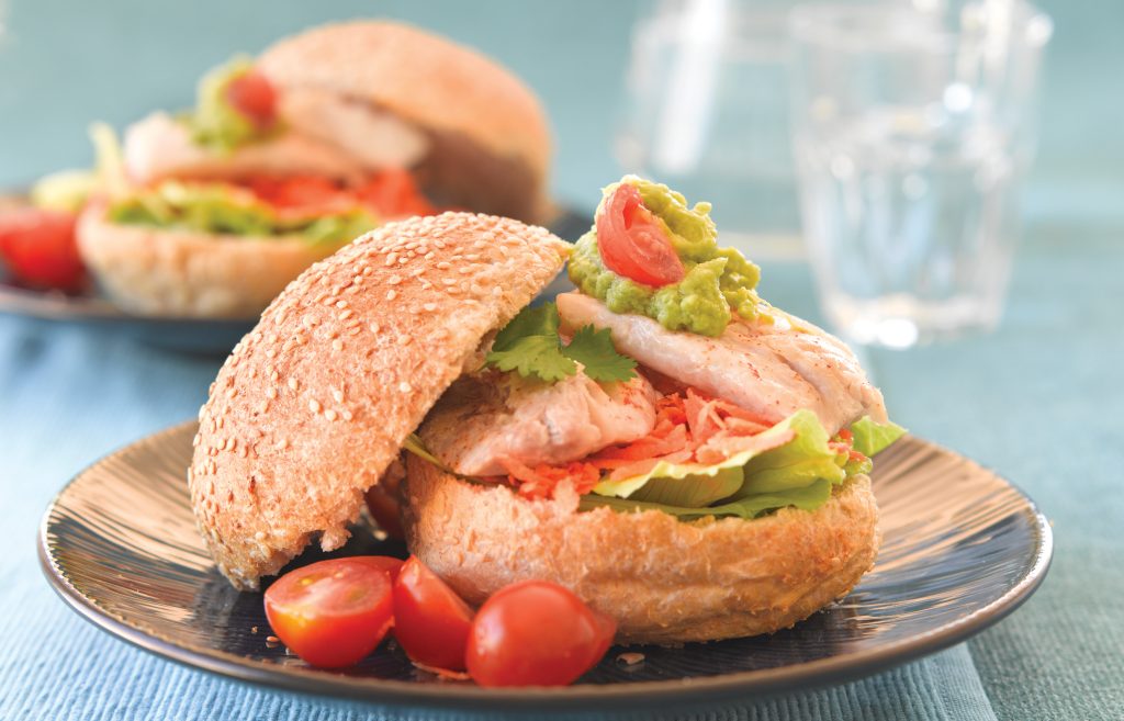 Burgers de poisson accompagnés de salsa à l'avocat