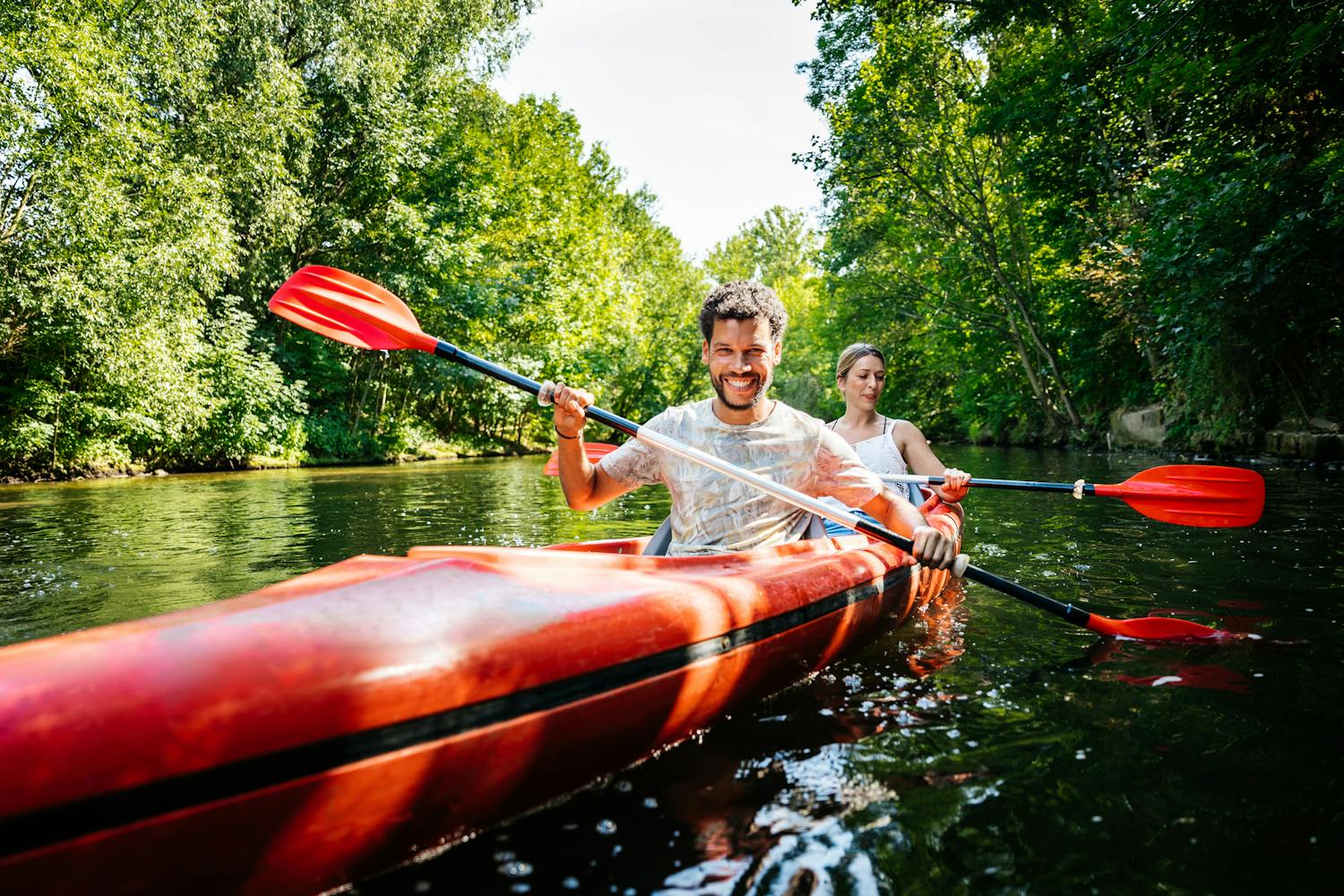 Différences entre canoë et kayak expliquées par un expert du CKCF.jpeg