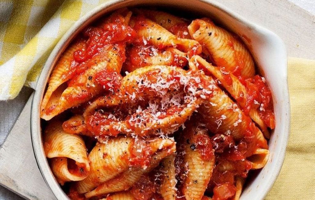 Pâtes conchiglie saines dans une sauce tomate savoureuse