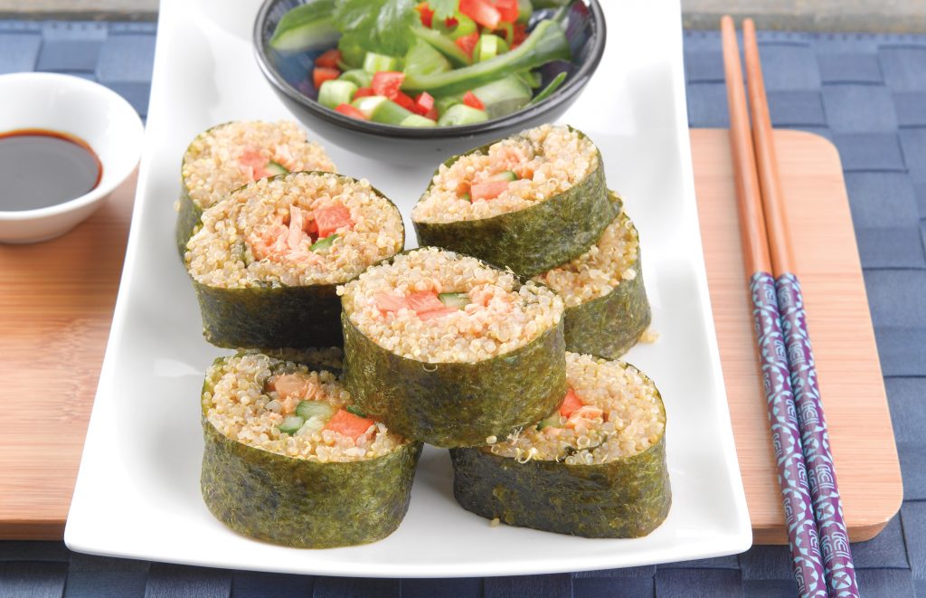 Sushi au quinoa et saumon épicé en un délice savoureux