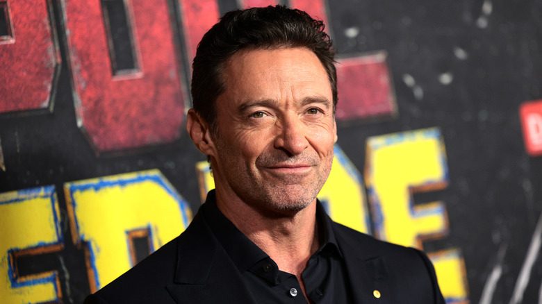 Hugh Jackman noir souriant lors de la première de Deadpool & Wolverine