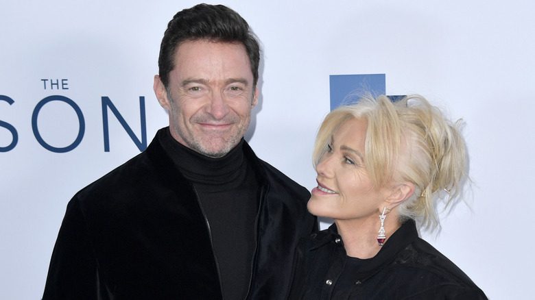 Hugh Jackman et Deborra-Lee Furness dans des tenues noires lors d'un événement