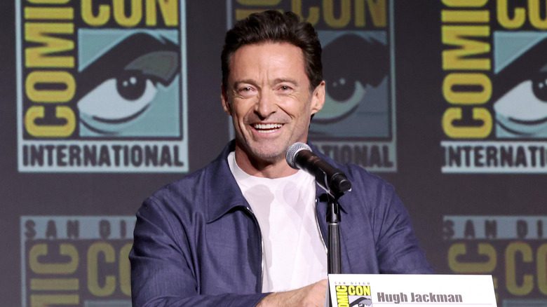 Hugh Jackman souriant lors d'un événement