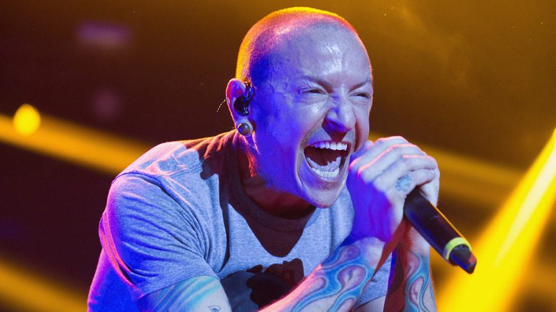 Chester Bennington de Linkin Park criant dans le microphone sur scène