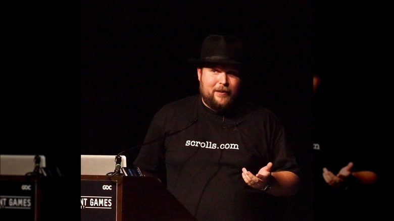 Markus Persson tout habillé en noir avec son chapeau