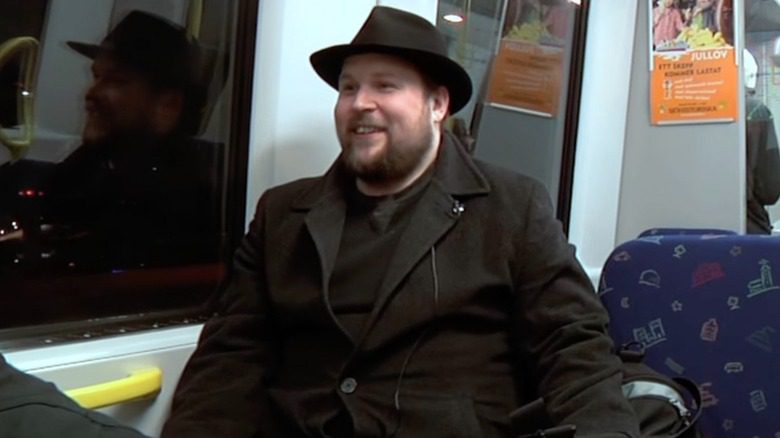 Markus Persson portant un chapeau