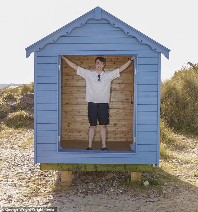 Journaliste vérifiant la cabane