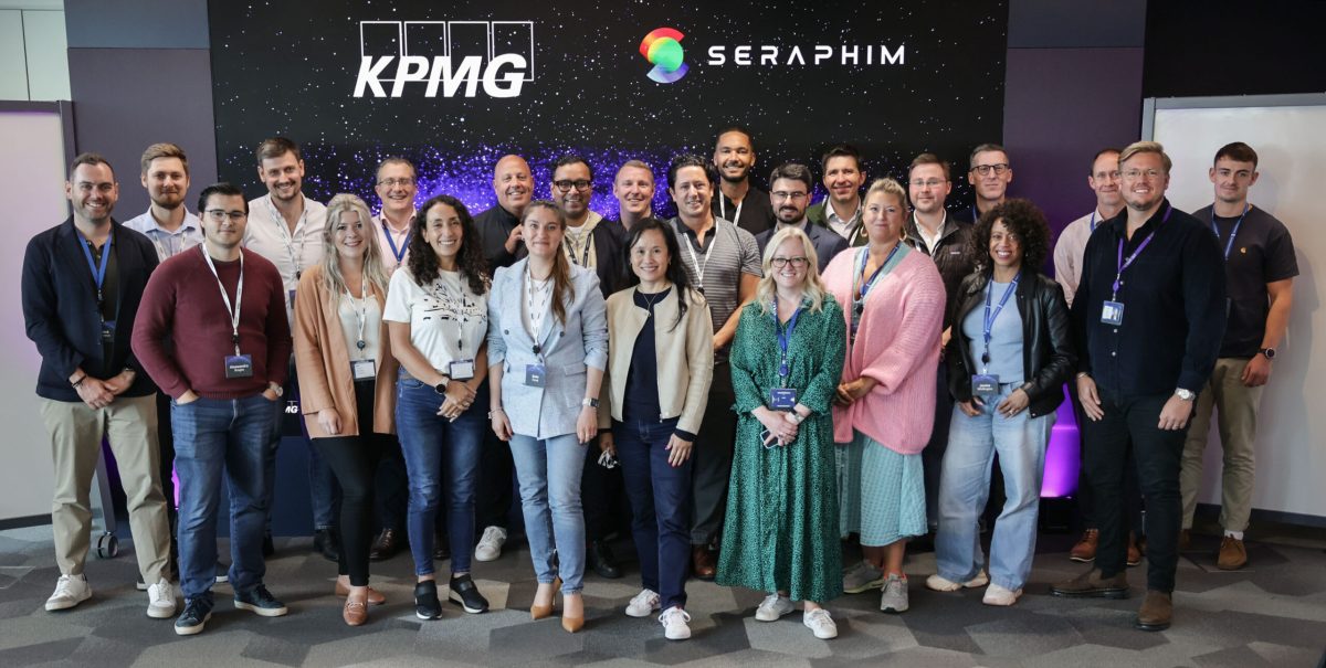 Membres de l'équipe Seraphim avec des représentants du programme d'accélérateur Mission 14. Crédit : Seraphim Space